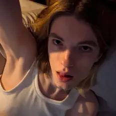 收听 girlfrompluto、观看音乐视频、阅读小传、查看巡演日期等 ！