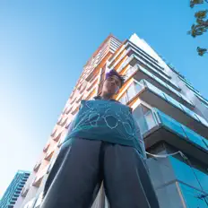 聆聽 Grajeda、觀看音樂影片、閱讀小傳、查看巡演日期等！