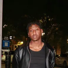 Poslechněte si interpreta Hakiim, sledujte hudební videa, přečtěte si životopis, podívejte se na data turné a další informace.