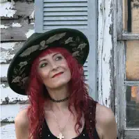 Hör dir undefined an, schau dir Musikvideos an, lies die Biografie, finde Tourdaten und mehr!