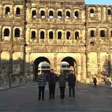 Dengarkan Junior Battles, tonton video musik, baca bio, lihat tanggal tur & lainnya!