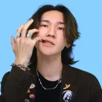 Dengarkan undefined, tonton video musik, baca bio, lihat tanggal tur & lainnya!