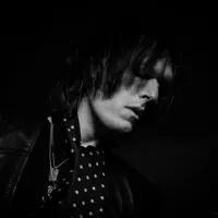聆聽 undefined、觀看音樂影片、閱讀小傳、查看巡演日期等！