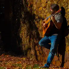 聆聽 Caril、觀看音樂影片、閱讀小傳、查看巡演日期等！