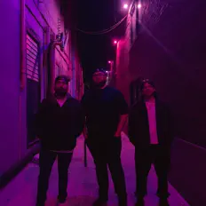 Écoutez Bone Zone, regardez des vidéoclips, lisez la biographie, consultez les dates de tournée et plus encore !