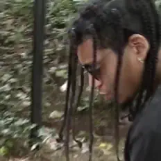 Écoutez LONELEE., regardez des vidéoclips, lisez la biographie, consultez les dates de tournée et plus encore !