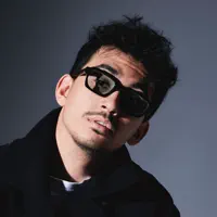 Escucha a undefined, mira videos musicales, lee su biografía, consulta las fechas de las gira y más.