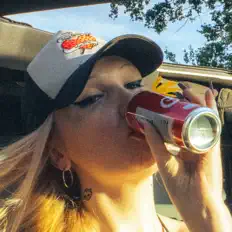 聆聽 Dea Bbz、觀看音樂影片、閱讀小傳、查看巡演日期等！