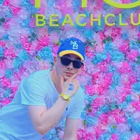 Hör dir undefined an, schau dir Musikvideos an, lies die Biografie, finde Tourdaten und mehr!