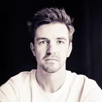 undefined dinle, müzik videolarını izle, biyografisini oku, tur tarihlerini ve daha fazlasını gör!