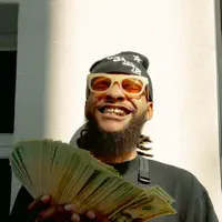 undefined dinle, müzik videolarını izle, biyografisini oku, tur tarihlerini ve daha fazlasını gör!