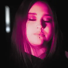 ELENA JOUNEを聴いたり、ミュージックビデオを鑑賞したり、経歴やツアー日程などを確認したりしましょう！