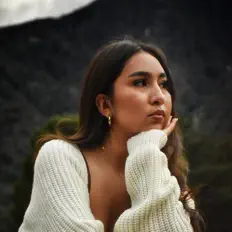 Hör dir April Almonte an, schau dir Musikvideos an, lies die Biografie, finde Tourdaten und mehr!