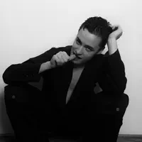 Luister naar undefined, bekijk muziekvideo's, lees de bio, bekijk de tourdata, en meer!