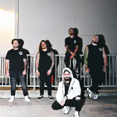 Luister naar We're Wolves, bekijk muziekvideo's, lees de bio, bekijk de tourdata, en meer!