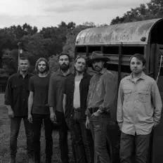 November Blue सुनें, म्यूज़िक वीडियो देखें, बायो पढ़ें, दौरे की तारीखें और बहुत कुछ देखें!