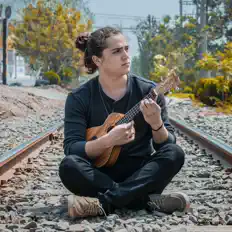 LIFIを聴いたり、ミュージックビデオを鑑賞したり、経歴やツアー日程などを確認したりしましょう！