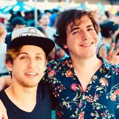 收听 Raised on TV、观看音乐视频、阅读小传、查看巡演日期等 ！