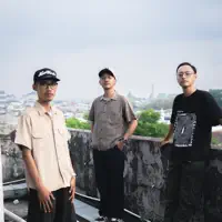 Dengarkan undefined, tonton video musik, baca bio, lihat tanggal tur & lainnya!