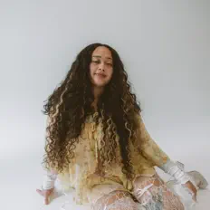 收听 malaya、观看音乐视频、阅读小传、查看巡演日期等 ！