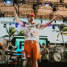 Dengarkan Fia, tonton video musik, baca bio, lihat tanggal tur & lainnya!