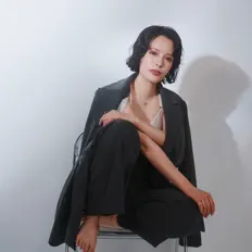 聆聽 soee、觀看音樂影片、閱讀小傳、查看巡演日期等！