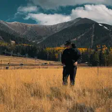 聆聽 DeeTerro、觀看音樂影片、閱讀小傳、查看巡演日期等！