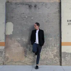 Escucha a Devin Sarno, mira videos musicales, lee su biografía, consulta las fechas de las gira y más.
