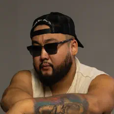 J Pandaを聴いたり、ミュージックビデオを鑑賞したり、経歴やツアー日程などを確認したりしましょう！