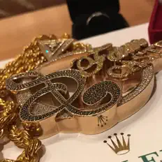 聆聽 D-Fam、觀看音樂影片、閱讀小傳、查看巡演日期等！