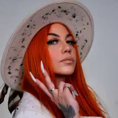 Escucha a Lourdes, mira videos musicales, lee su biografía, consulta las fechas de las gira y más.