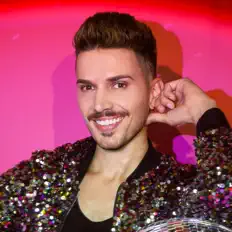 Ascolta OMG Classic, guarda video musicali, leggi la biografia, vedi le date del tour & altro!