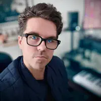 undefined dinle, müzik videolarını izle, biyografisini oku, tur tarihlerini ve daha fazlasını gör!