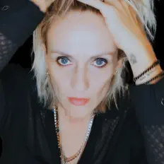 Posłuchaj wykonawcy Julie Mabille, obejrzyj teledyski, przeczytaj biografię, zobacz daty tras koncertowych i nie tylko!