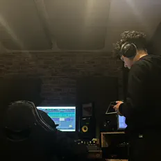 Poslechněte si interpreta Mo2h, sledujte hudební videa, přečtěte si životopis, podívejte se na data turné a další informace.