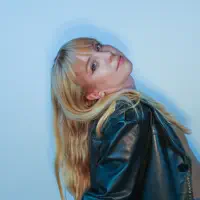 Ouve undefined, vê vídeos de música, lê a biografia, vê as datas da digressão e muito mais!