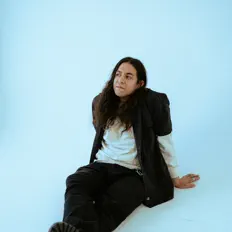 聆聽 NVM, ILY、觀看音樂影片、閱讀小傳、查看巡演日期等！