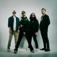 Ascolta undefined, guarda video musicali, leggi la biografia, vedi le date del tour & altro!