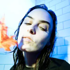 Vitesse X सुनें, म्यूज़िक वीडियो देखें, बायो पढ़ें, दौरे की तारीखें और बहुत कुछ देखें!