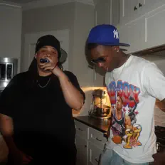 聆聽 Y.N.D、觀看音樂影片、閱讀小傳、查看巡演日期等！