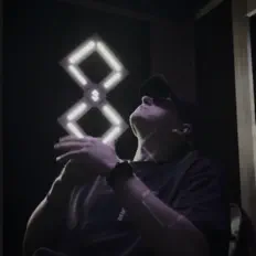 Escucha a EffOne, mira videos musicales, lee su biografía, consulta las fechas de las gira y más.