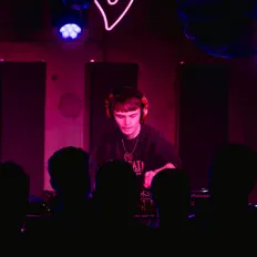 Hör dir Hexnine an, schau dir Musikvideos an, lies die Biografie, finde Tourdaten und mehr!