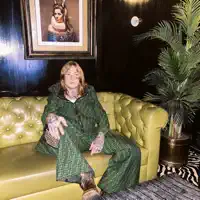 Escucha a undefined, mira videos musicales, lee su biografía, consulta las fechas de las gira y más.