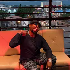 收听 Supaakos、观看音乐视频、阅读小传、查看巡演日期等 ！