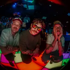 Posłuchaj wykonawcy jakehinze, obejrzyj teledyski, przeczytaj biografię, zobacz daty tras koncertowych i nie tylko!