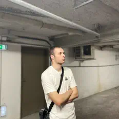 聆聽 Askofficiel、觀看音樂影片、閱讀小傳、查看巡演日期等！