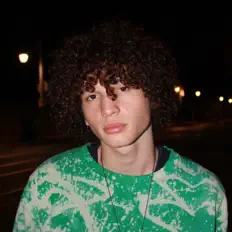 聆聽 Asai、觀看音樂影片、閱讀小傳、查看巡演日期等！