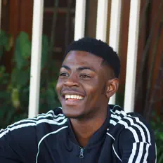 聆聽 Brain Teaser、觀看音樂影片、閱讀小傳、查看巡演日期等！