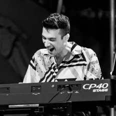 Hör dir Francesco Riolo an, schau dir Musikvideos an, lies die Biografie, finde Tourdaten und mehr!