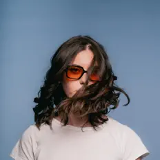 Ouve PIA, vê vídeos de música, lê a biografia, vê as datas da digressão e muito mais!